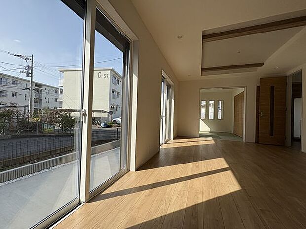 明るく陽ざし差し込むリビング