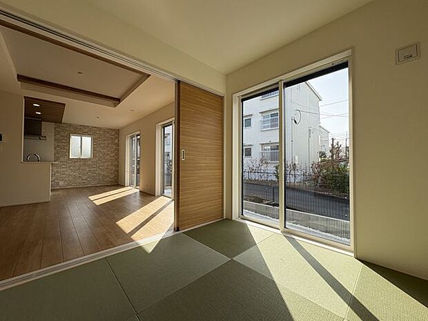 開放的な和室からリビングの眺め