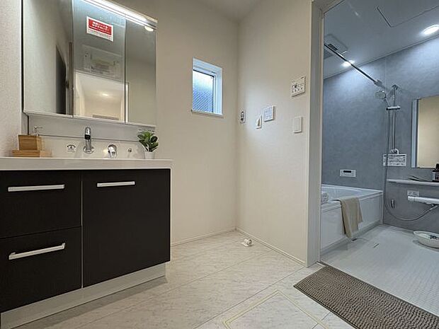 すっきりとしたデザインの洗面所です