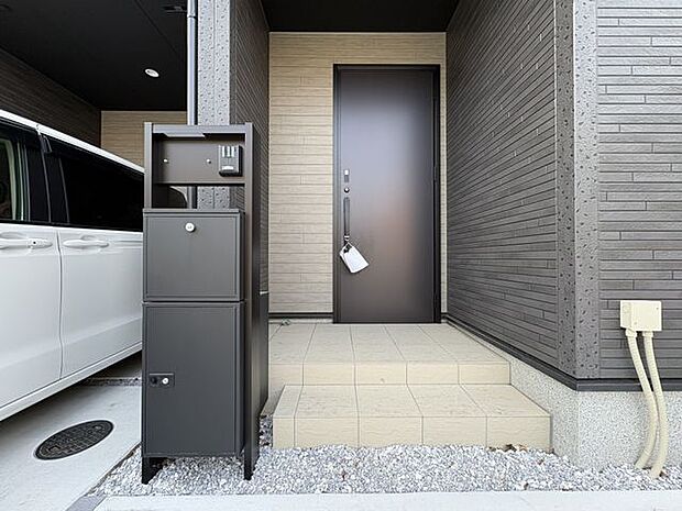 玄関。ビルトインガレージからの動線もスムーズです