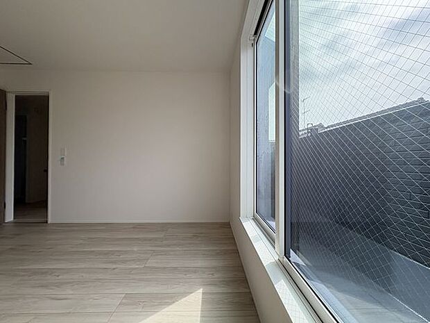 二階主寝室。開口部が大きくとってあるので開放的です。