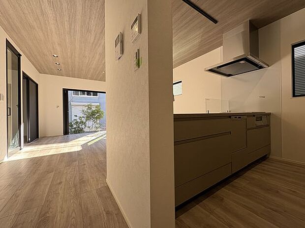 食洗機付きのシステムキッチン。