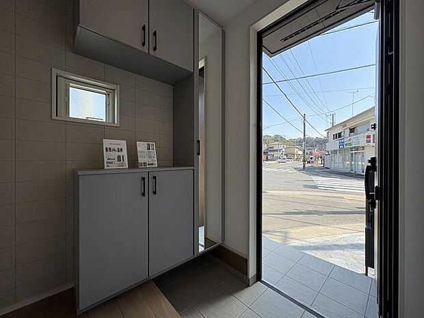 わが家への帰りを出迎える玄関ホール。