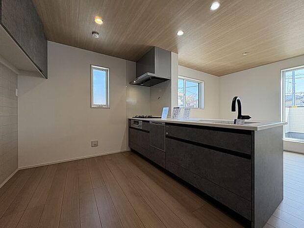 会話しながら料理のできる対面キッチン。