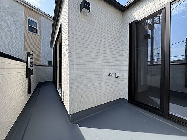 奥行きのあるワイドバルコニー。