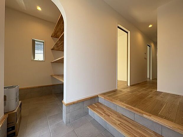 土間が広く、シューズインクローゼットが併設された玄関。