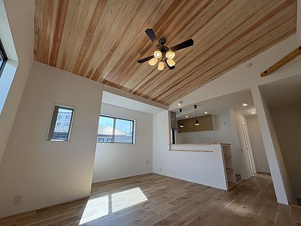 杉板張りの勾配天井!