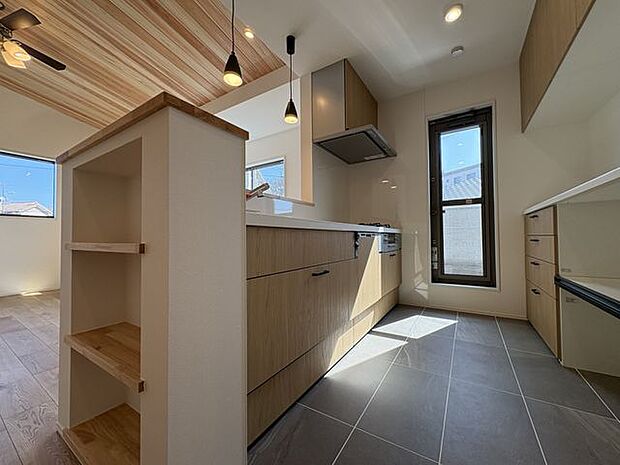 勝手口とカップボード付きのキッチンスペース。