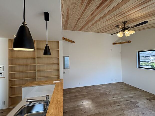 天然木の温かみを感じられる空間。