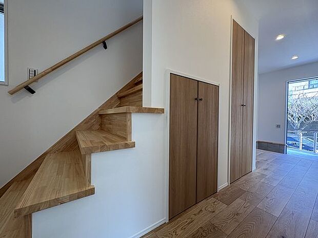 廊下にも収納を設けています。