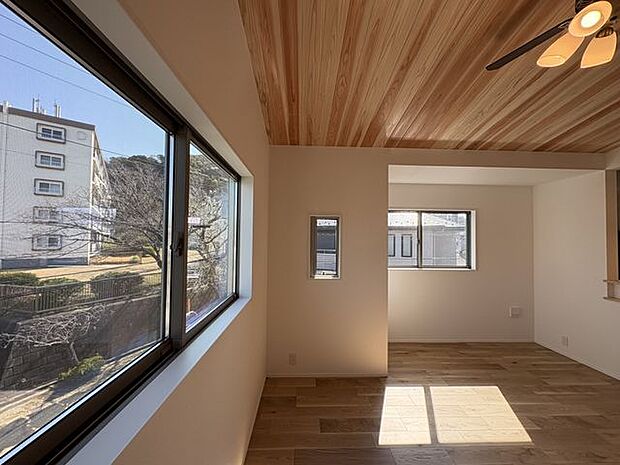 室内から緑を望む。