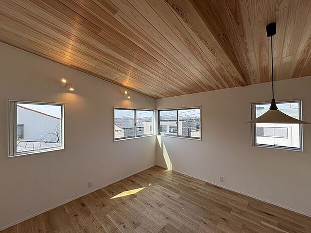 無垢の風合いを感じる板張り仕上げ。