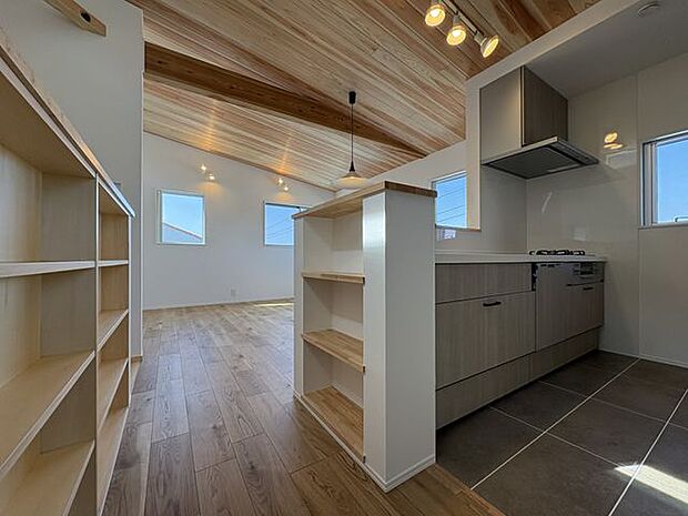 天然木の温かみを感じる室内。