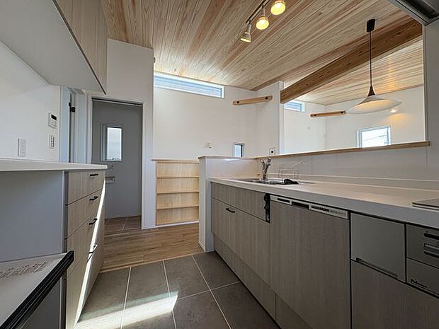 カップボードや造作棚も。