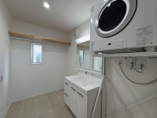 ガス衣類乾燥機付きの洗面脱衣室。