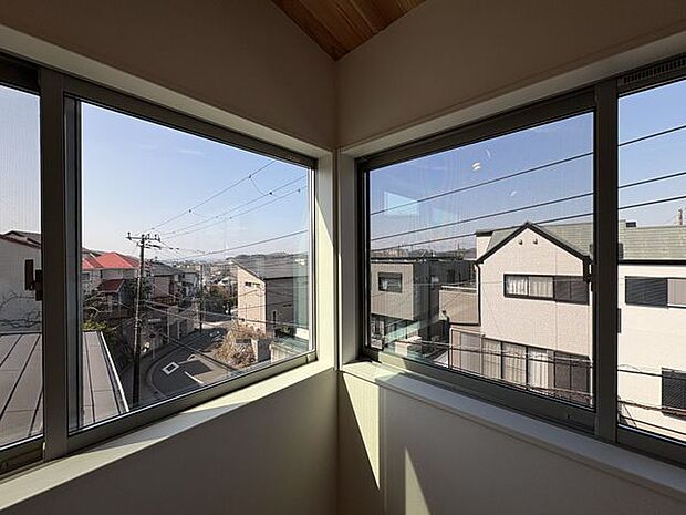 海と富士山を遠望するロケーション。