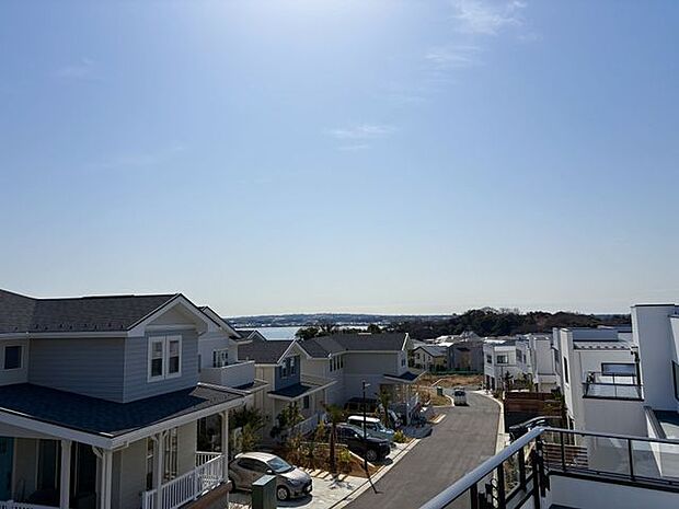 チラッと水辺がみえます