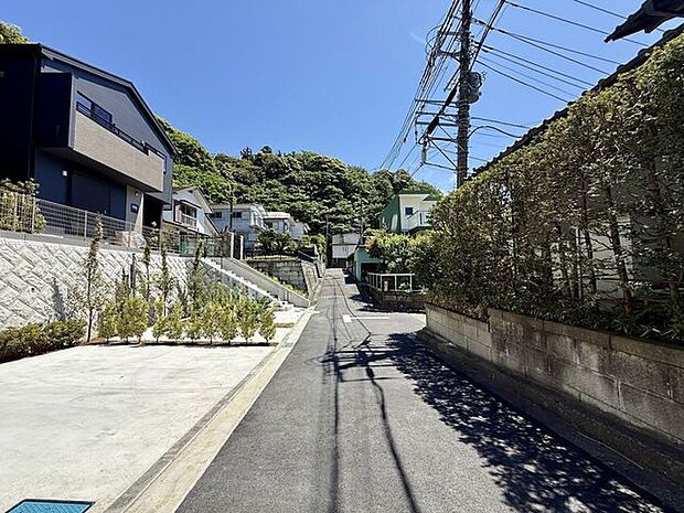 閑静な住宅街に佇む。
