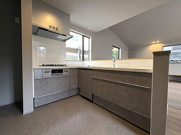 食洗機付きのシステムキッチン。