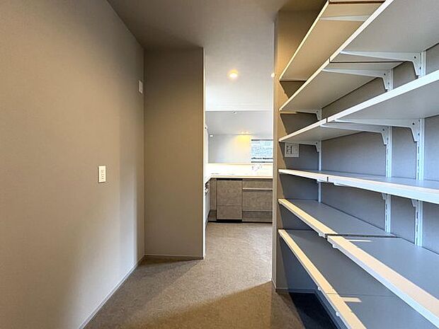 キッチン背面にはパントリー付き。