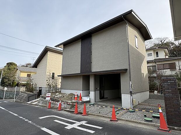 前面道路は広く、視認性の良いロケーション。