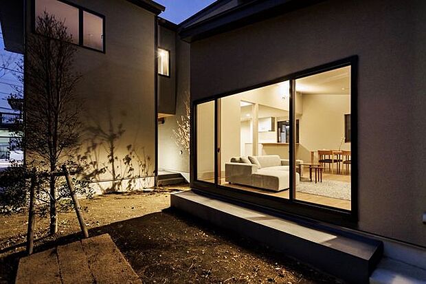 昼と夜では見せる顔色が変わります。