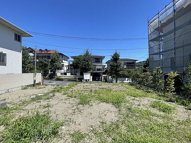 大きな庭を設け、お子様やワンちゃんの遊び場、ガーデニングスペースとしても。