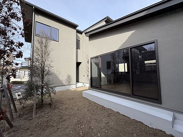 ゆったりとした庭付き。