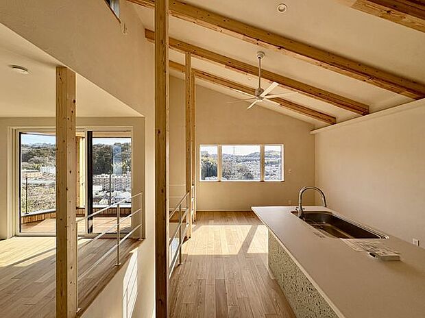 木のぬくもりを感じられる室内