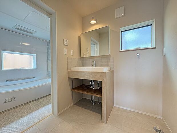 清潔感のある洗面室とバスルーム