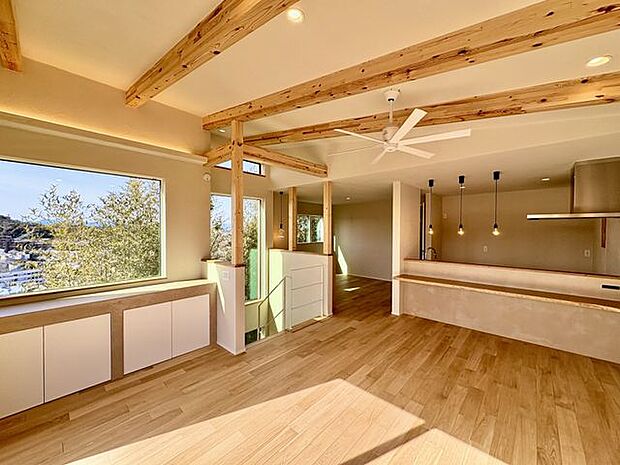 陽光が降り注ぐリビング