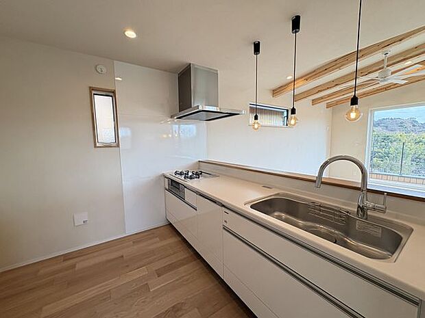 使い勝手の良い広々キッチン