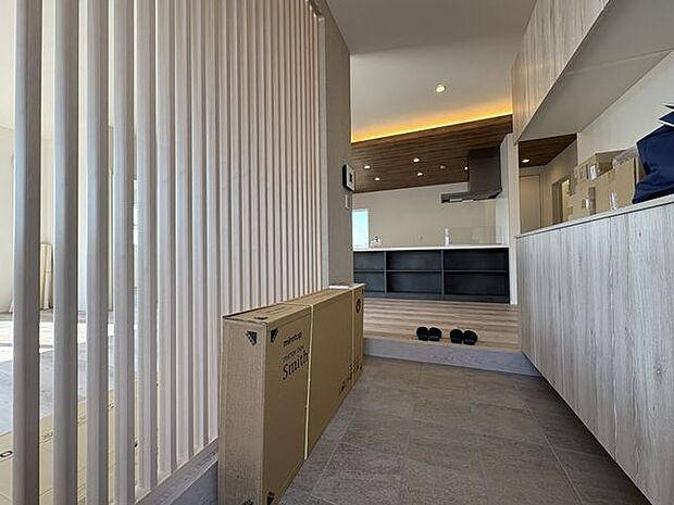 シースルーで圧迫感のない仕切りと玄関