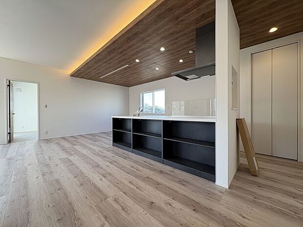 開放的でリビングを見渡せるアイランドキッチン♪