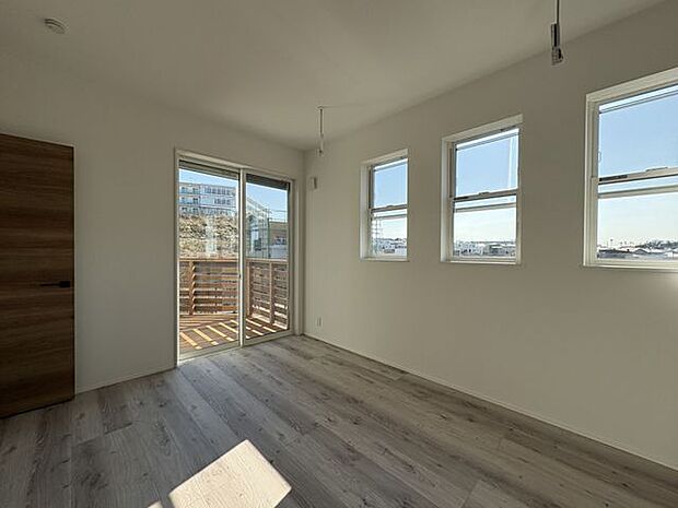 ウッドデッキへ続きます