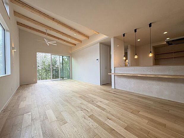 天上が高く、木のぬくもりを感じる空間