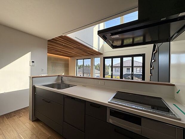 カウンターキッチンでリビングを見渡せる開放的な設計