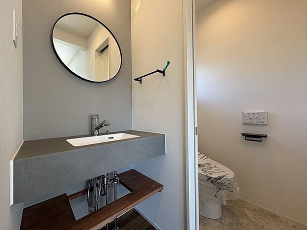 シンプルかつ洗練されたデザインの独立洗面所