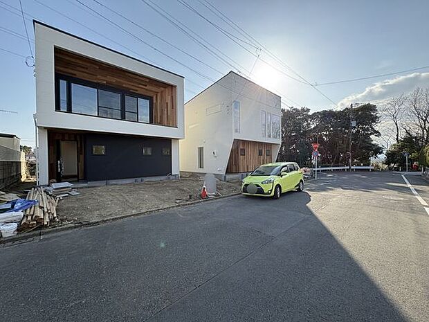 前面道路は広々としていて、車の出し入れも快適です♪