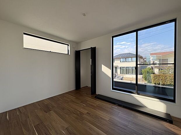 バルコニーへと続く洋室