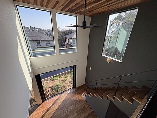 二階階段付近から見た室内の様子