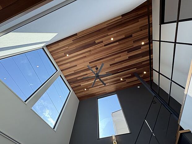 高い天井では優雅にシーリングファンが回っています