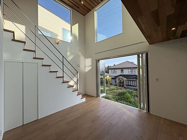 採光も良好でガラス扉を開けると新鮮な空気が室内を満たします