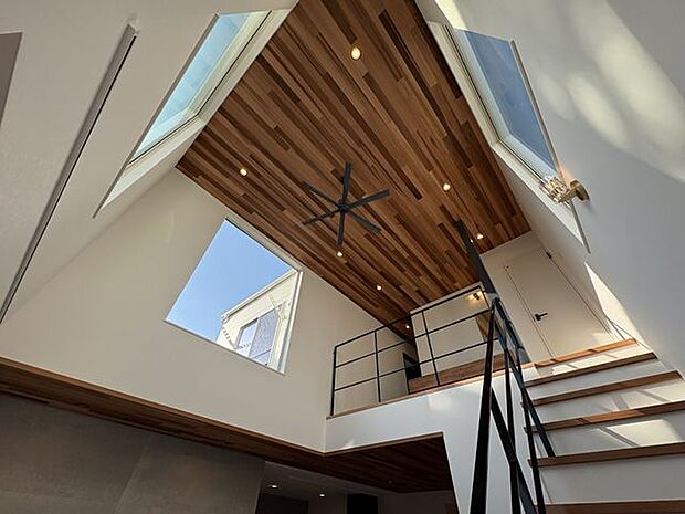 高い天井では優雅にシーリングファンが回ります