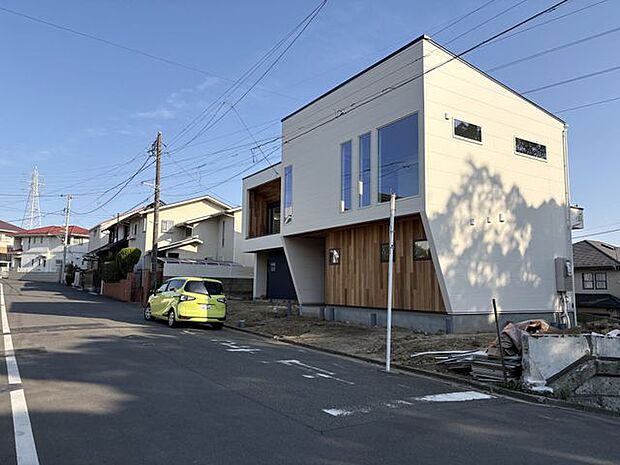 全面どうのもゆとりがあり、車の出し入れも快適