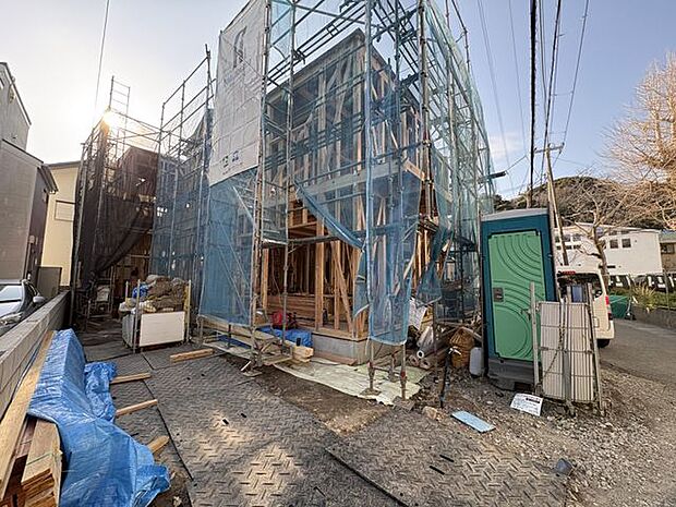 通路の奥側の建物です