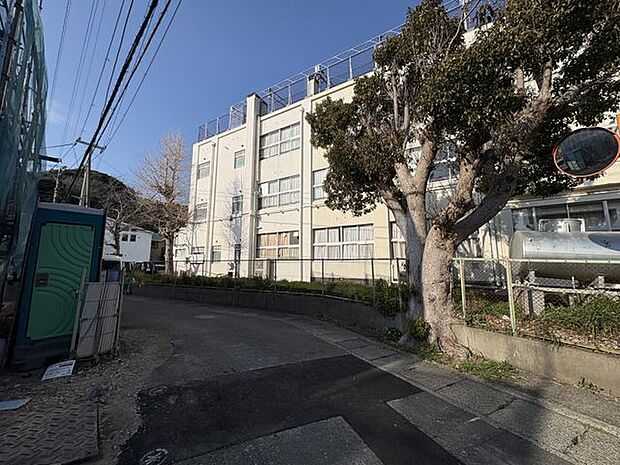 すぐそばには小学校があり、お子様の通学も安心です♪