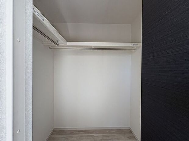 収納充実のウオークインクローゼット