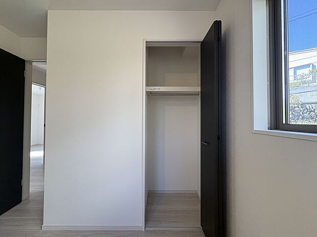 クローゼットはお部屋をすっきりと保つのに役立ちます◎