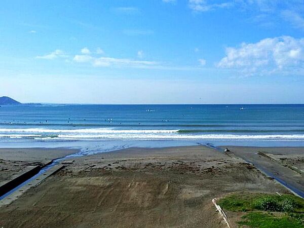 お庭からR134に直結アクセス♪海岸線をお散歩もいいですね（由比ガ浜海水浴場まで車で約16分　約1200ｍ）